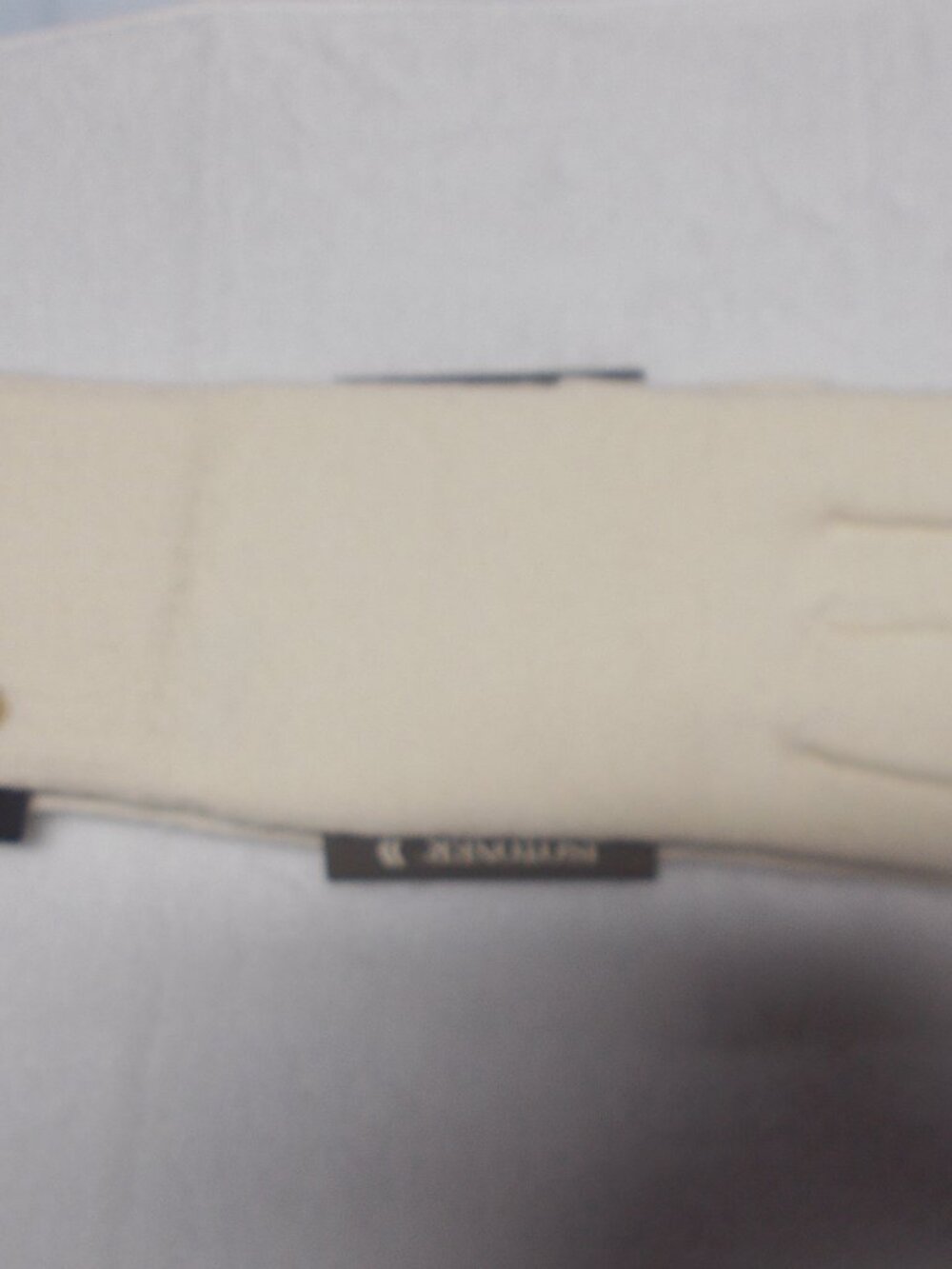 NWT Vtg Isotoner Classics Winter White gloves with brown/tan palm, one size - Picture 3 of 4